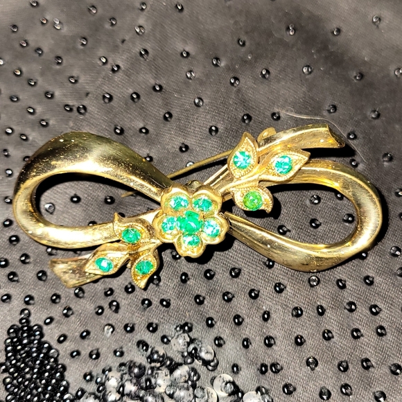 Coro Pegasus Gold Tone Ribbon Bow with Emerald Green Rhinestones - Picture 3 of 6